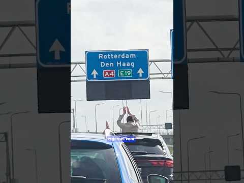 Feestvierders blokkeren snelweg thumbnail