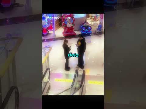 Ele esqueceu de segurar a mão dela 🤣 thumbnail
