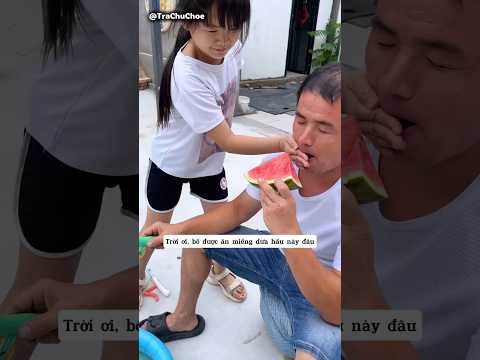 Cô bé ngăn cản bố ăn dưa hấu để qua ngày thumbnail