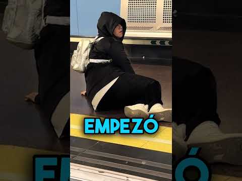 Actua como un perro en el metro de España para abrir la puerta 🤡🤔 #Shorts thumbnail