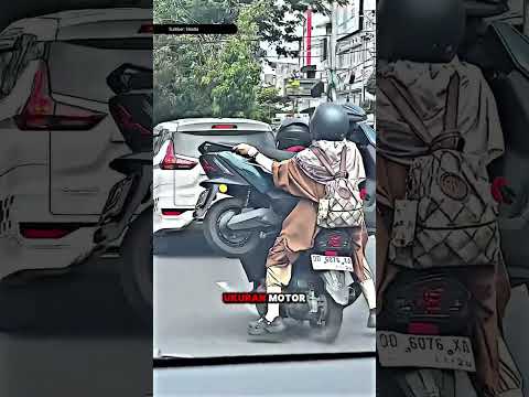Nekat Banget! Ibu Ibu Ini Bonceng Motor Listrik Baru di Jalan Raya‼️ thumbnail