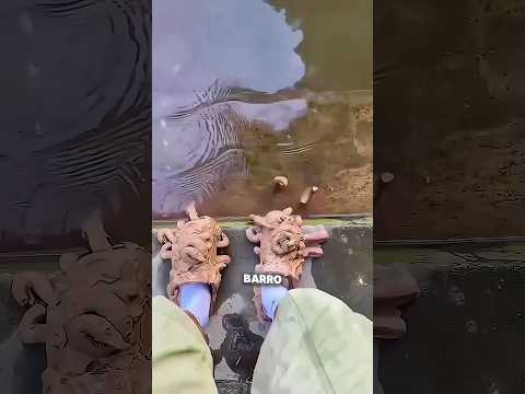 ¡Limpió sus zapatos LLENOS de barro en un estanque… Pero lo que pasó después?! 😱👟💦 thumbnail