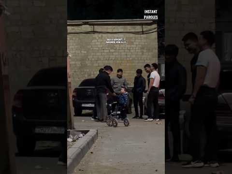 Ce petit garçon quitte son vélo pour aller saluer ce groupe de jeunes hommes thumbnail