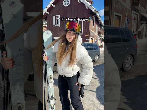 Siamo sulla neve a Monginevro in Francia ❄️🥰 #gemelle #sullaneve #outfitcheck thumbnail