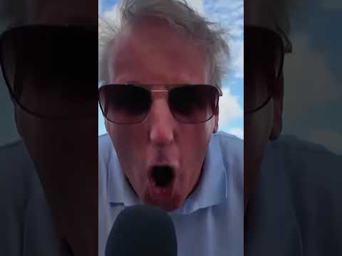 Héérlijke beelden van Chris Woerts op karaokeavond: 'Op mijn leeftijd ken je geen schaamte meer!' thumbnail