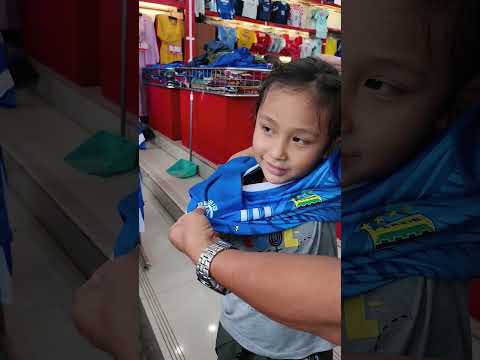 Mama Ara Kaget Papa Bantu Coba Jersey Persib Yg Mw Dibeli Dedek Mlh Msuk Tangan. Caranya Msuk Kepala thumbnail