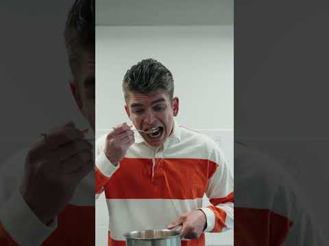 Wanneer je die ene vriend laat koken… 😂 thumbnail
