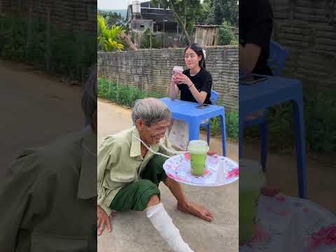 Ông nội tội nghiệp đã chia sẻ trà sữa cho cháu gái #shorts thumbnail