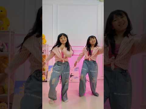 Bikin Trends ini bareng Bestie kamu pasti seru😍🤩 #dance #trends #jogetviral #kembar #shorts thumbnail