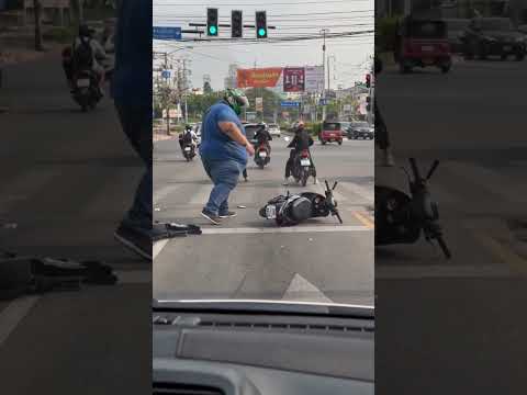 This tiny little moped is already struggling before it even moves thumbnail