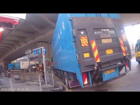 車CAM直擊 - 想害死司機？呢啲人零安全意識 旁邊行人路都唔行入去 thumbnail