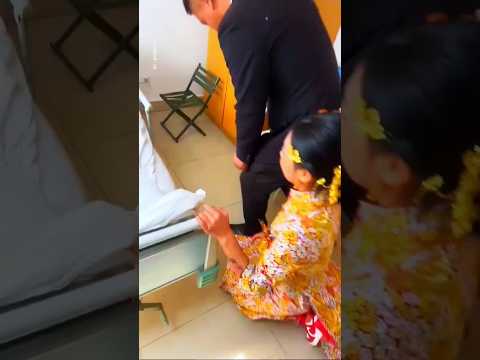 🇨🇳 病榻前的婚誓：新郎新娘病房拜见病重父亲，一叩首重逾万金 🇬🇧 A Bedside Blessing; Couple Honors Sick Father thumbnail