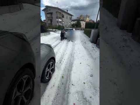 Violenta grandinata, a Pordenone strade ricoperte dai chicchi di ghiaccio thumbnail