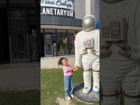 Astronot amca ne olur beni de uzaya çıkar😂 #aboneolmayiunutmayin #keşfetbeniöneçıkar #funny thumbnail