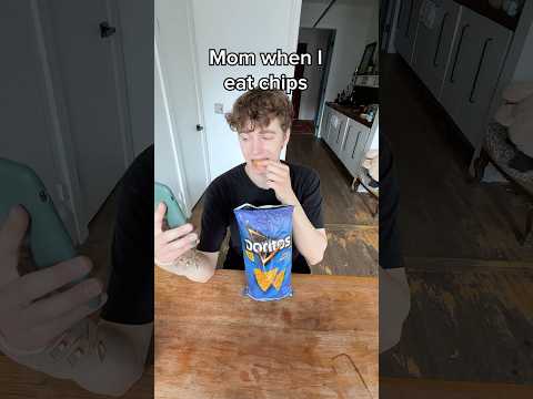 Mom When I Eat Chips 🍿 thumbnail