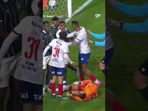 SUBSTITUIÇÃO DE GOLEIROS NO PRIMEIRO TEMPO | #shorts | ge.globo thumbnail