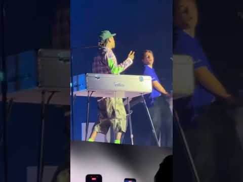 Charlie Puth reunited with Wiz Khalifa for a performance of ‘See You Again’ on tour this week ? thumbnail