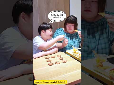 Cậu bé cho chị gái 1 cái bánh trong 9 cái thumbnail
