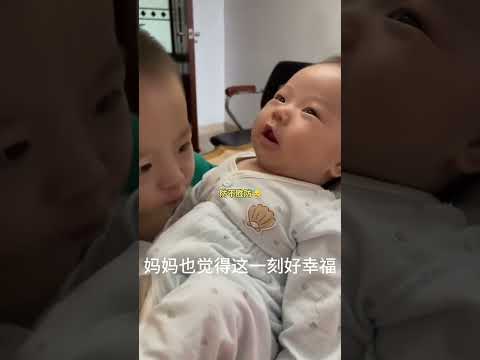 上一秒还在亲亲抱抱下一秒啪的一下 #我家的小淘气 #记录小宝宝的开心快乐成长 #家有二宝欢乐多 thumbnail