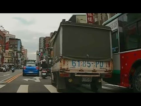 【車禍影片】硬跟公車爭道...結果撞壞公車後照鏡...（2026.05.22 臺中市豐原區中正路 thumbnail