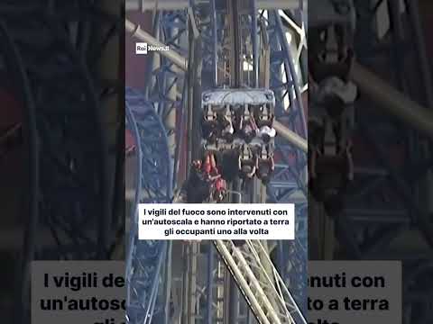 Texas, sospesi nel vuoto per un guasto alle montagne russe: il salvataggio dei passeggeri thumbnail