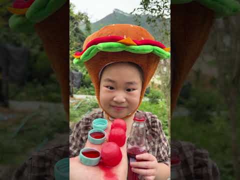 Cô bé ngoan ngoãn ăn kẹo cầu vồng và uống Coca-Cola rất ngon miệng. #vui #kẹo #thứcăn #dễthương thumbnail