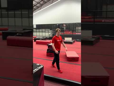 Verstoppen in trampoline park! #shorts thumbnail