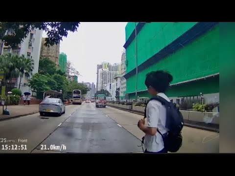 車CAM直擊 - 長沙灣巴士迷亂跑過馬路被撞 事發一刻  thumbnail