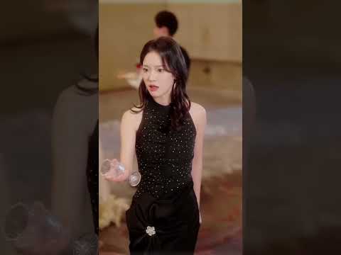 霸气反击！绿茶继妹当众挑衅，财迷女主反手就是一个巴掌教做人！🍷👋 thumbnail