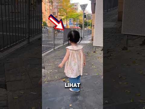 Demi Kakaknya, Gadis Kecil ini Rela Berdiri Lama di Pinggir Jalan ❤🫂 thumbnail