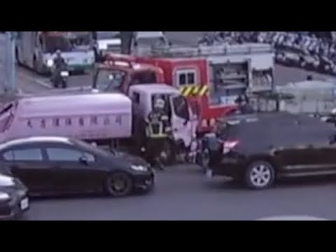 【車禍影片】民營垃圾車肇事（2026.05.18 新北市蘆洲區長榮路與三民路口 thumbnail