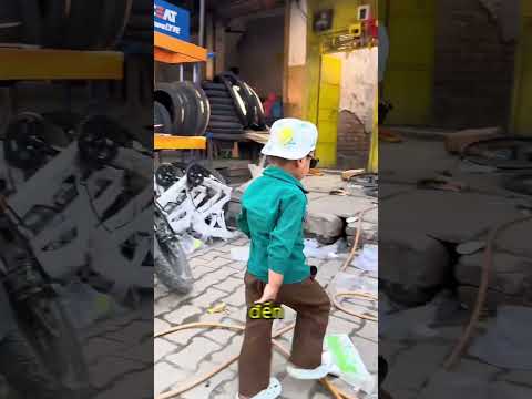 Cậu bé đi mua xe đạp cùng bố 😳 thumbnail