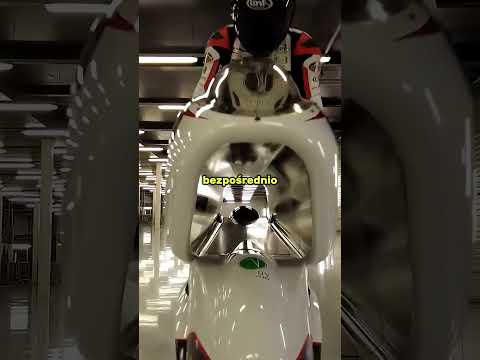 Elektryczny motocykl jadący 400km/h thumbnail