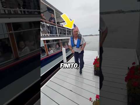È SALTATO GIÙ DALLA BARCA MA POI HA FATTO QUESTO… ? #virale #divertente thumbnail