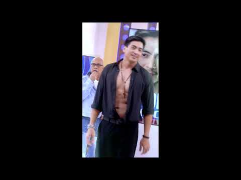 Wendell Ramos at Bruce Roeland, nag-flex ng #Kamao at sex appeal sa #FastTalkWalk thumbnail