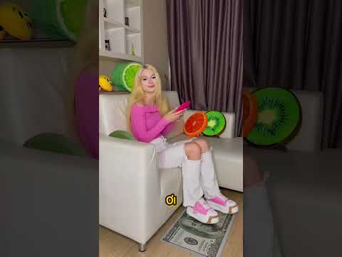 mèo con đã mua một chiếc kệ để TV rất đẹp. thumbnail