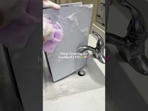 Elle lave une PS5 sous l’eau 😳 thumbnail