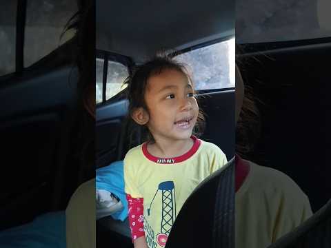 Mama Ara Kaget Mobil Papa Berhenti Ada Keresek Belanjaan Ibu Jatuh Dr Motor. Hati-hati Bu Bahaya??? thumbnail