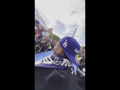 Luis Enrique SE VUELVE LOCO con LA OREJONA en la CELEBRACIÓN del PSG en PARÍS thumbnail