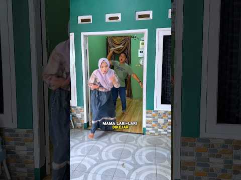 Mama lari lari di kejar ayah mau di pukul pake sapu lidi thumbnail