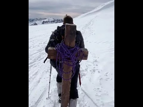 ? La cima del Aneto vuelve a contar con una cruz. thumbnail