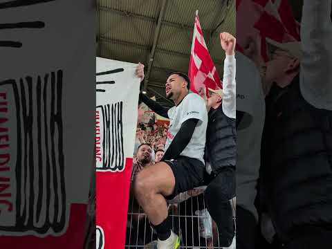 «Wir holen den Pokal» Freiburg Goalie Noah Atubolu feiert auf dem Zaun mit den Fans den Finaleinzug thumbnail