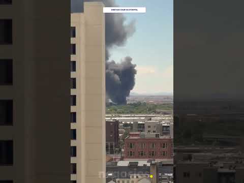 Una densa columna de humo se eleva después del incendio de un edificio de Salt Lake City, en Utah thumbnail