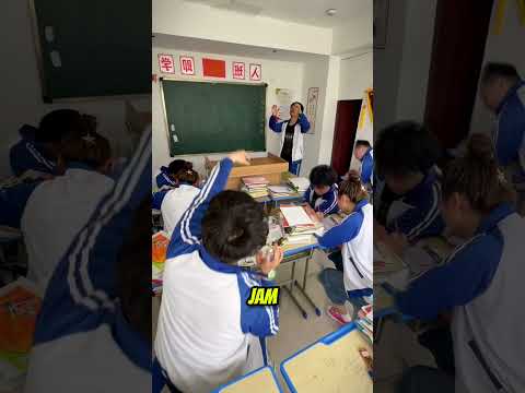 Gara-gara boneka jenglot nyangkut di atap bu guru jadi kena imbasnya 😂 #shortviral thumbnail