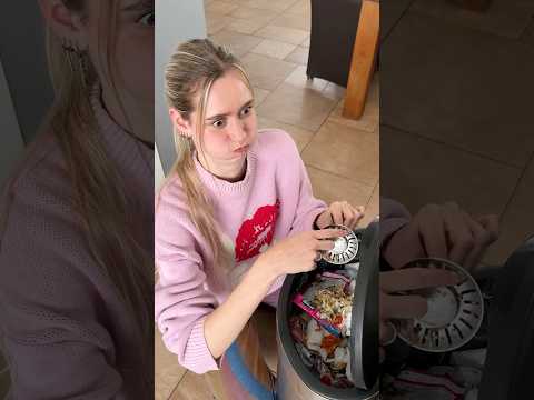 Maxime moet de afwas doen!🤢 thumbnail