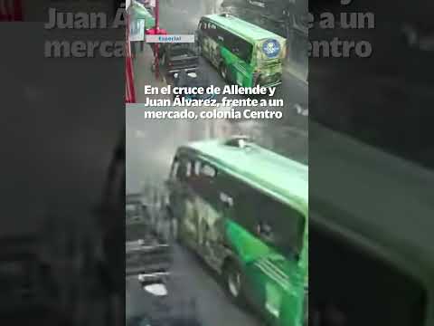 Captan momento exacto de desplome de barda en el Centro Histórico de la CDMX #shorts thumbnail