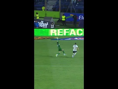 ¡CON LA CARA! Mier evita el gol de Pumas #shorts thumbnail