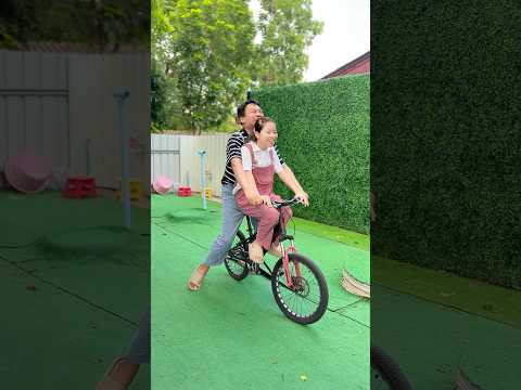 ปั่นจักรยานเล่นกัน หนีพี่ปราง #ตลก #โบ๊ะบ๊ะshorts #พี่นาว #shorts thumbnail