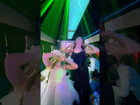 Le voci nella testa ci hanno portato su un autobus pieno di musica:secondo voi cosa festeggiavamo?🎶 thumbnail