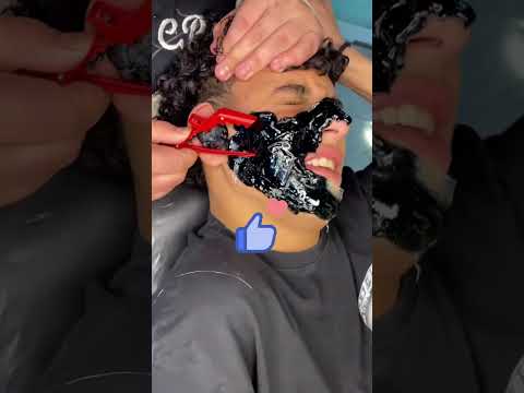 Một sinh vật kỳ lạ đã bò vào tai cậu ấy 😳 thumbnail